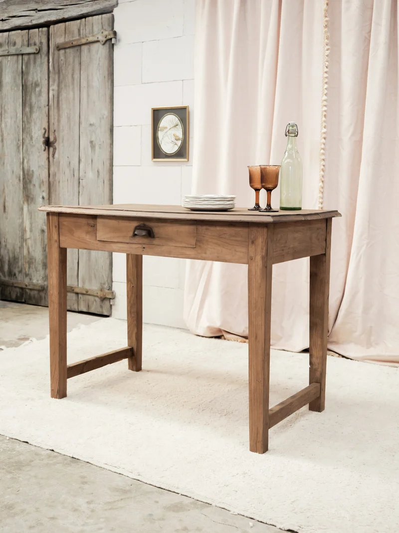 Romy, la petite table à manger en bois massif N°1546