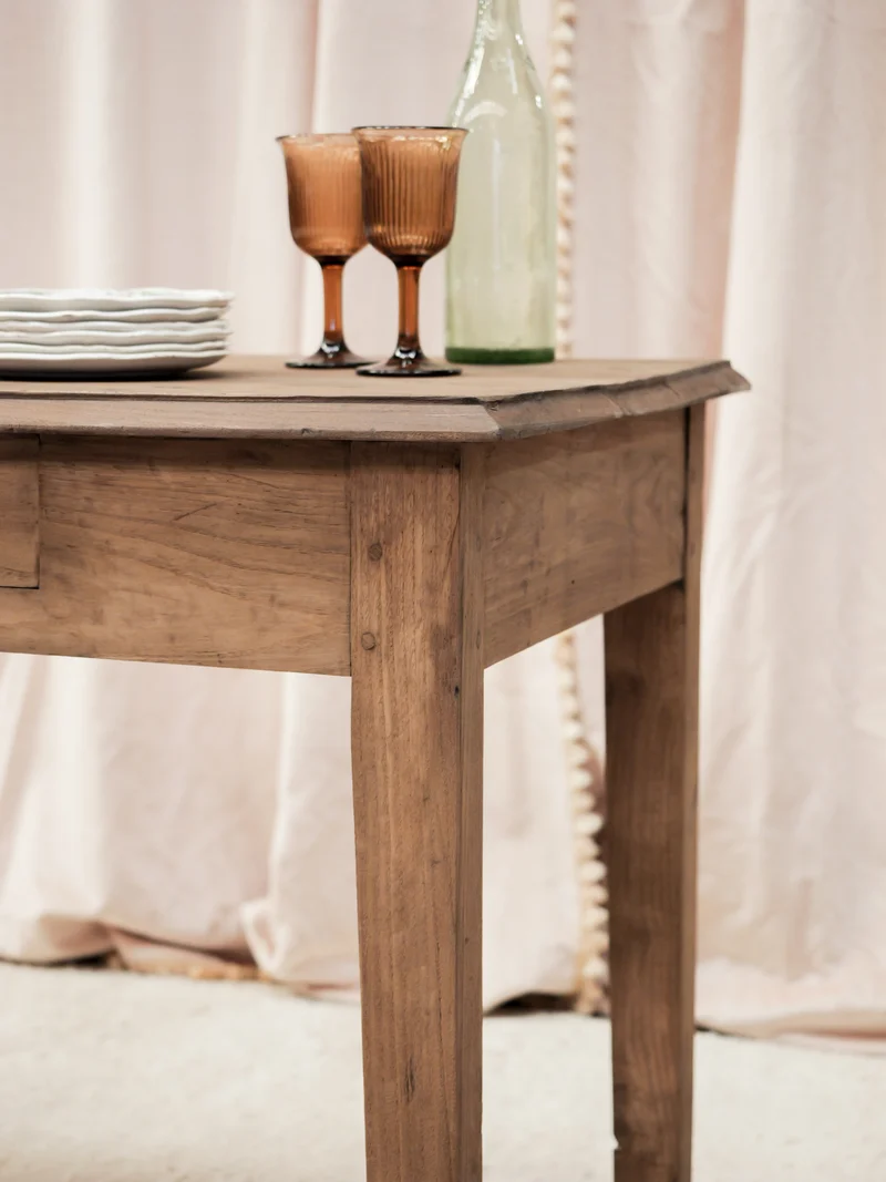 Romy, la petite table à manger en bois massif N°1546