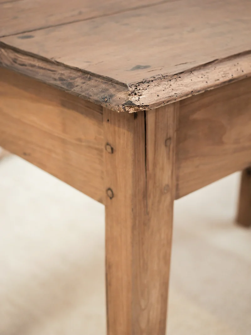Romy, la petite table à manger en bois massif N°1546