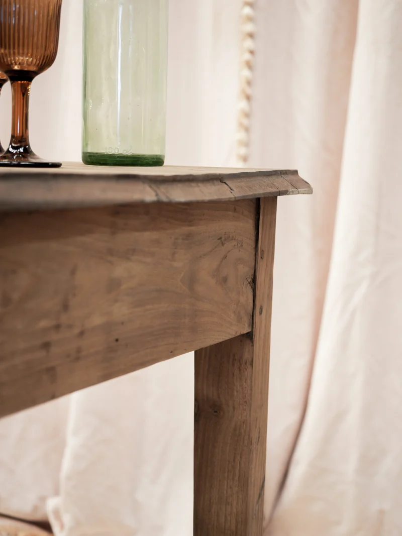 Romy, la petite table à manger en bois massif N°1546