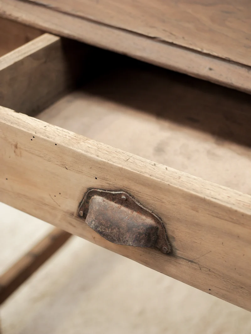 Romy, la petite table à manger en bois massif N°1546