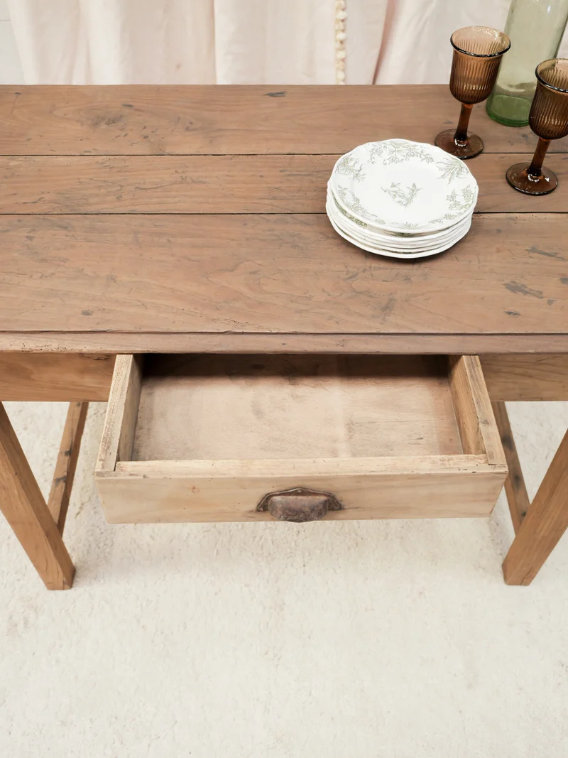 Romy, la petite table à manger en bois massif N°1546