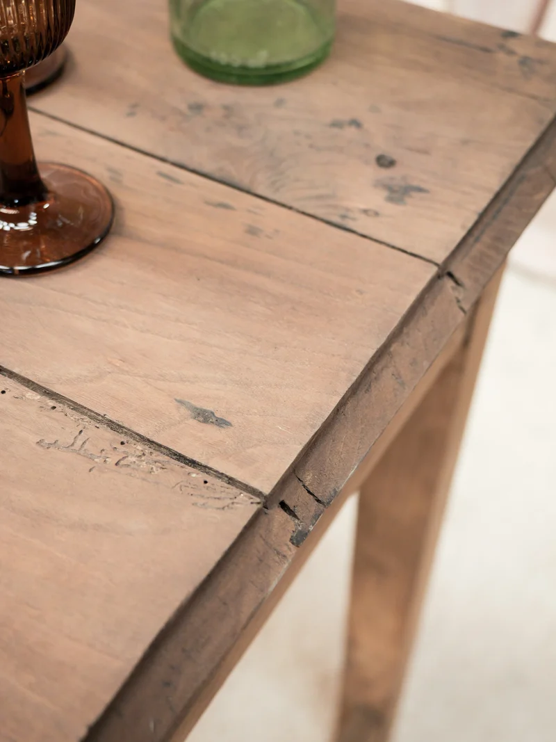 Romy, la petite table à manger en bois massif N°1546