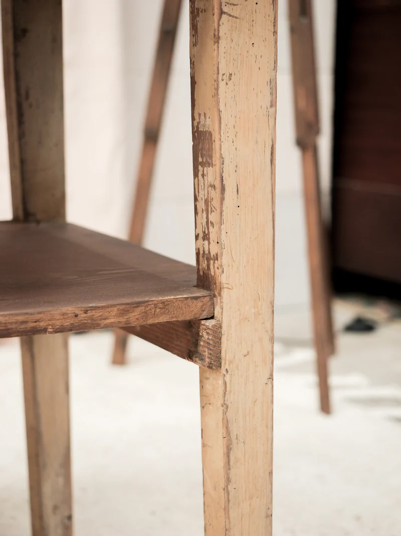 Francine, la table d'appoint en bois patiné N°1569