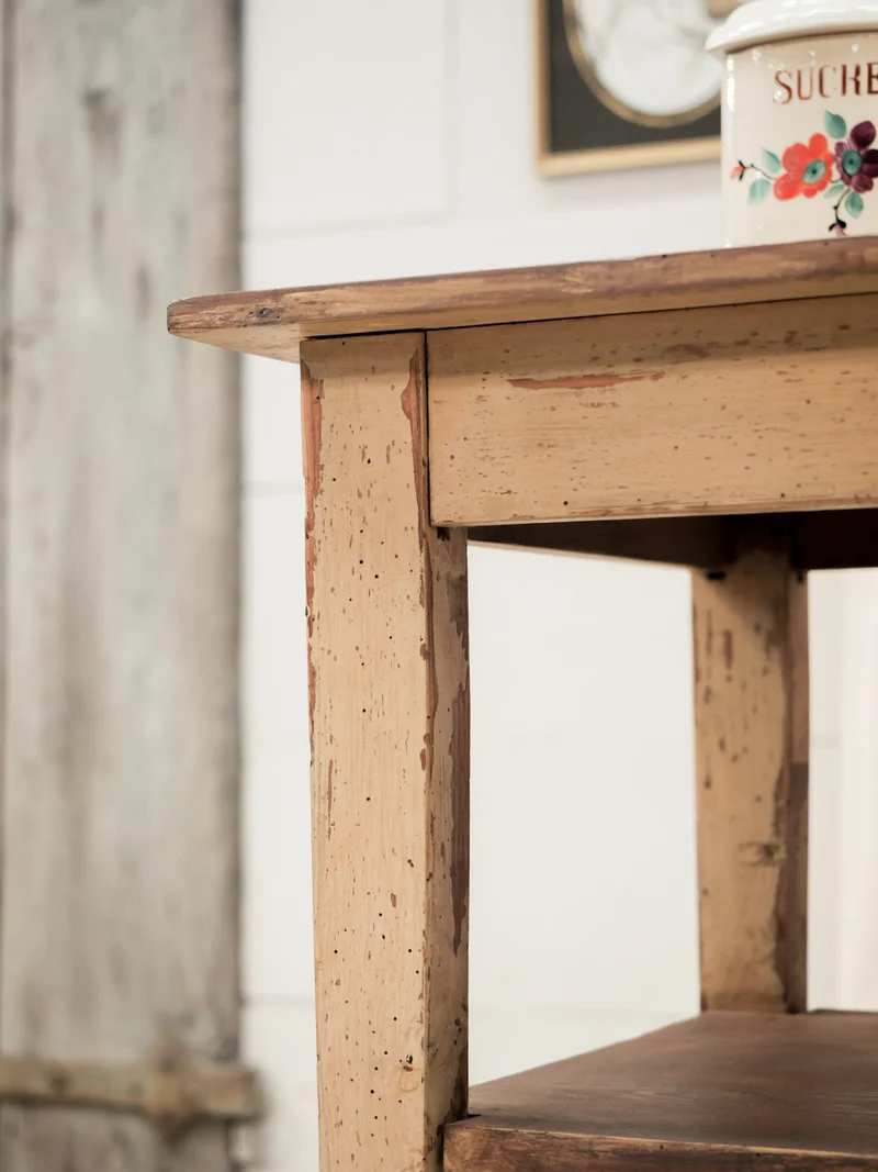 Francine, la table d'appoint en bois patiné N°1569