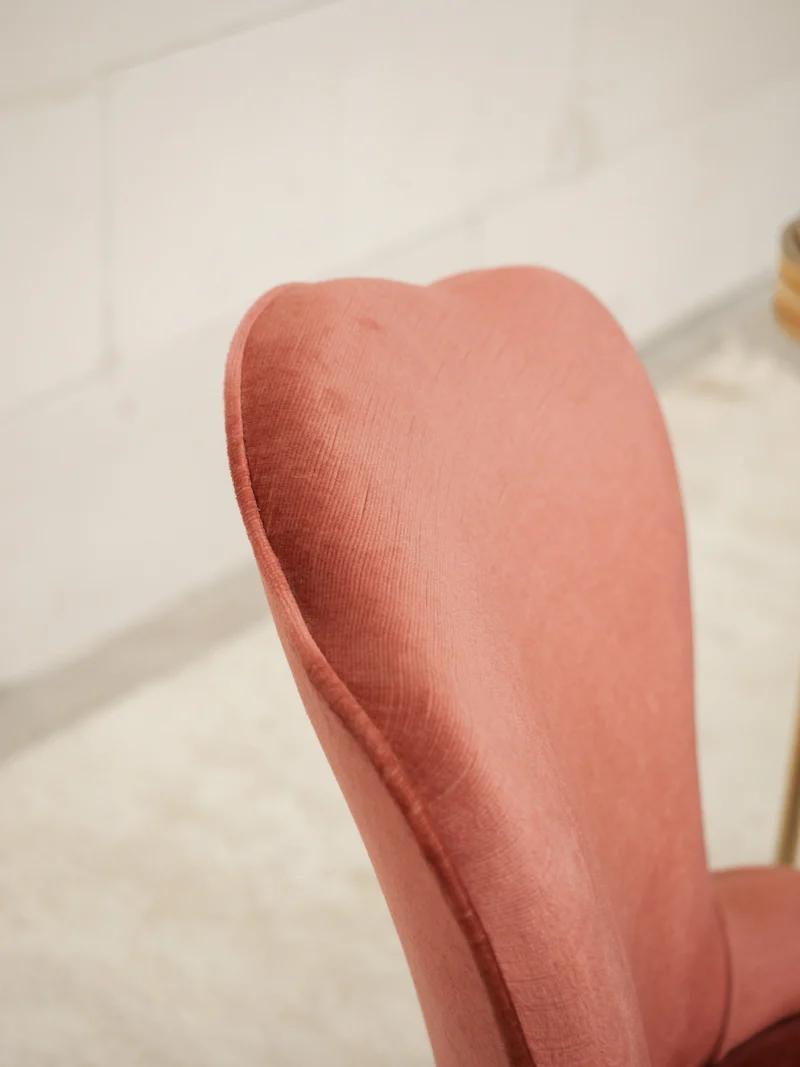 Jakob, le petit fauteuil crapaud en velours rose N°1384