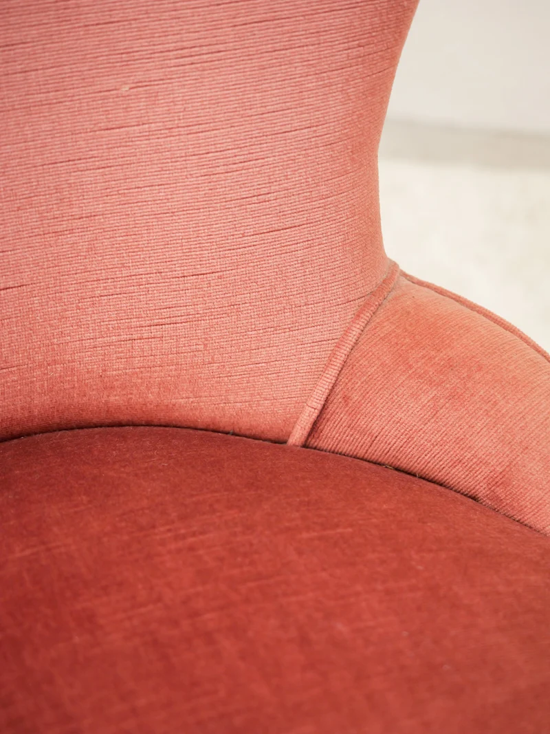 Jakob, le petit fauteuil crapaud en velours rose N°1384