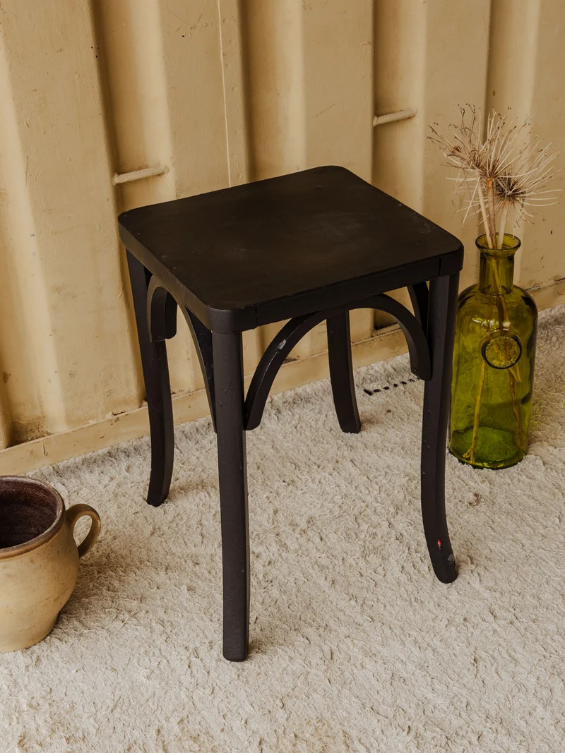 Regis, le tabouret en bois noir N°1562