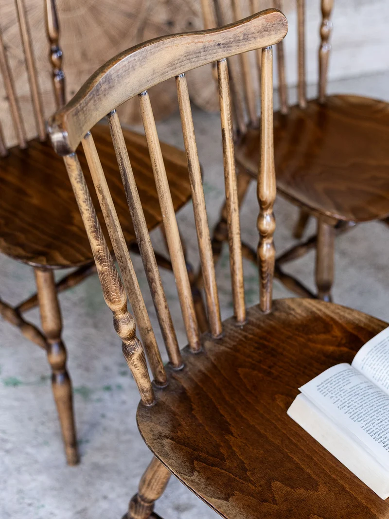 Claude, la paire de chaises Baumann N°1625
