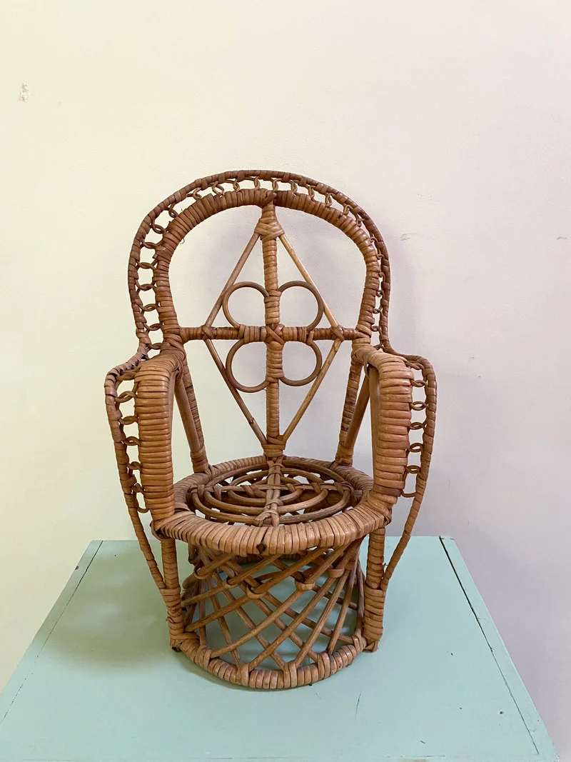 Petit fauteuil en rotin pour poupée