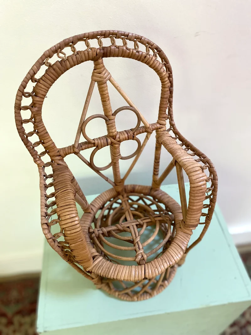 Petit fauteuil en rotin pour poupée