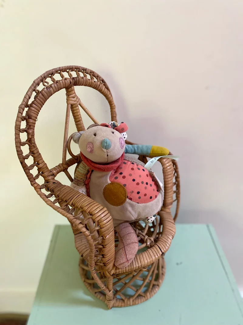 Petit fauteuil en rotin pour poupée