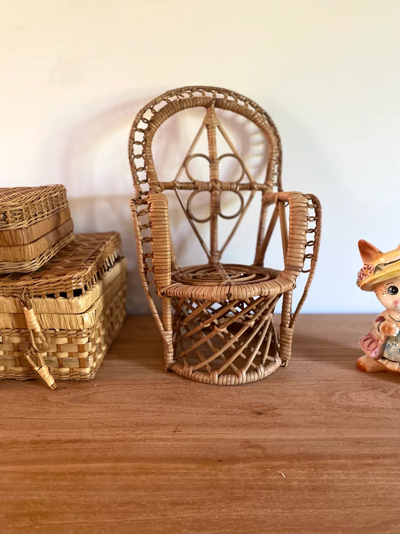 Petit fauteuil en rotin pour poupée