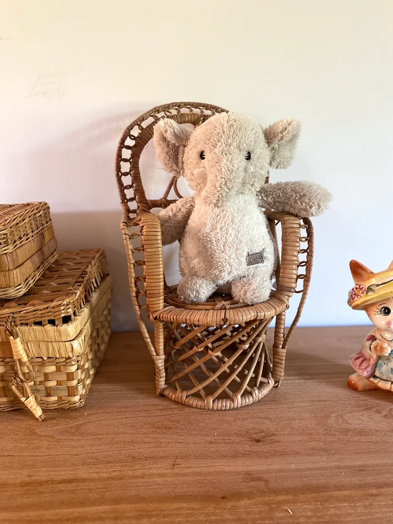 Petit fauteuil en rotin pour poupée
