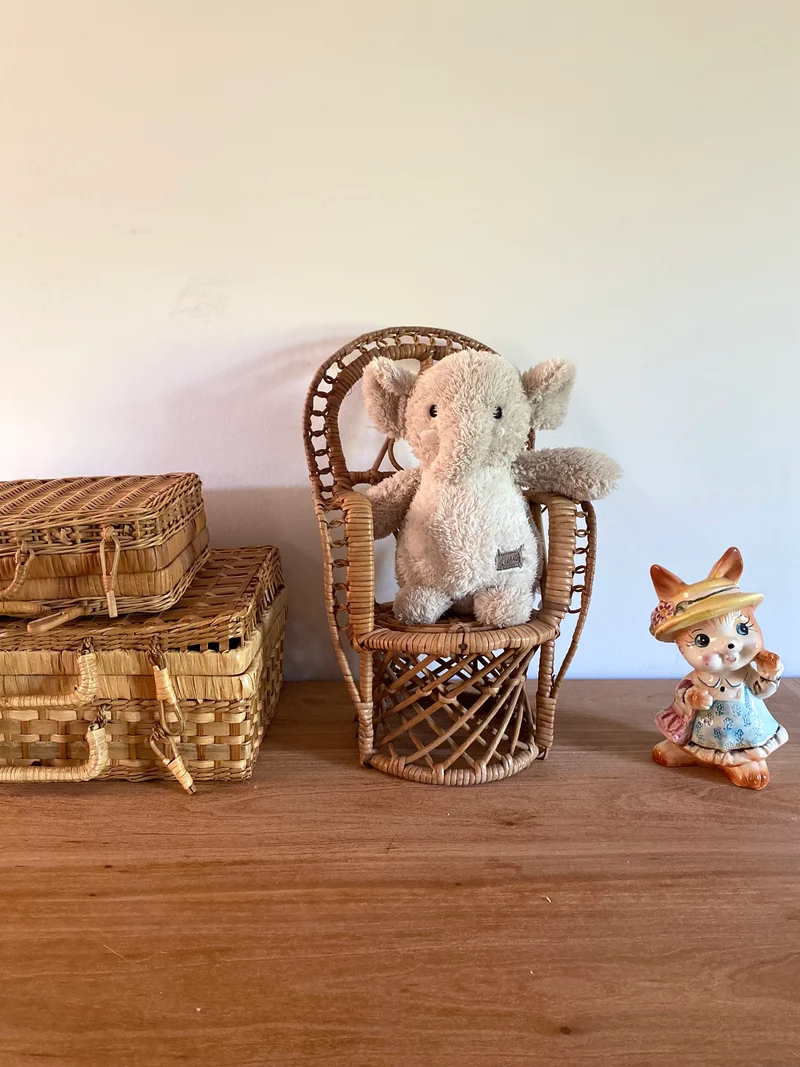 Petit fauteuil en rotin pour poupée