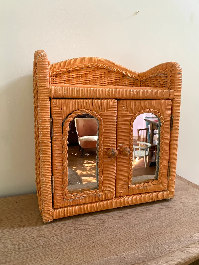 Petite armoire murale vintage en rotin