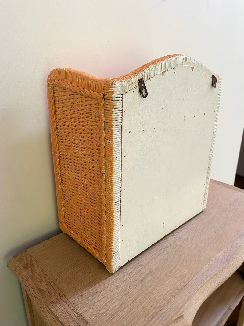 Petite armoire murale vintage en rotin