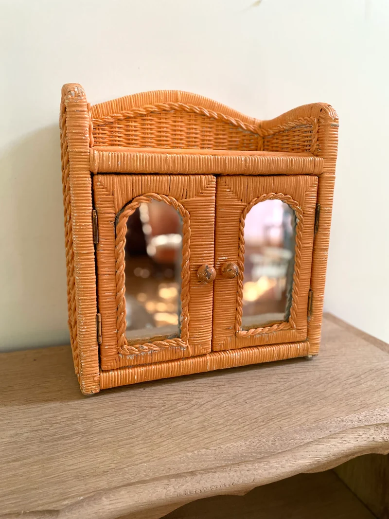 Petite armoire murale vintage en rotin