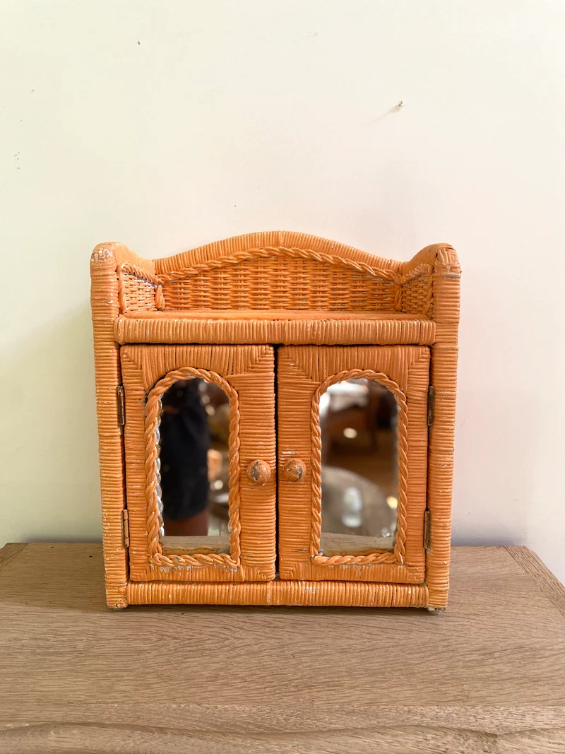 Petite armoire murale vintage en rotin
