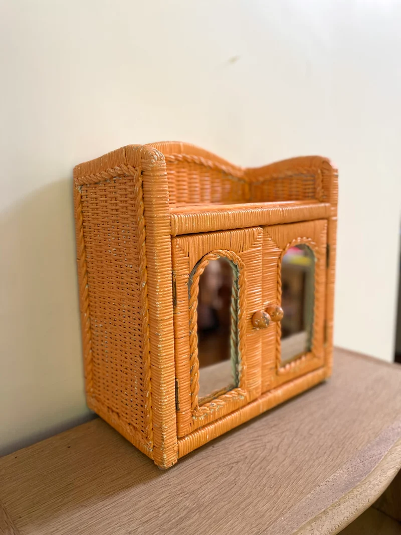 Petite armoire murale vintage en rotin
