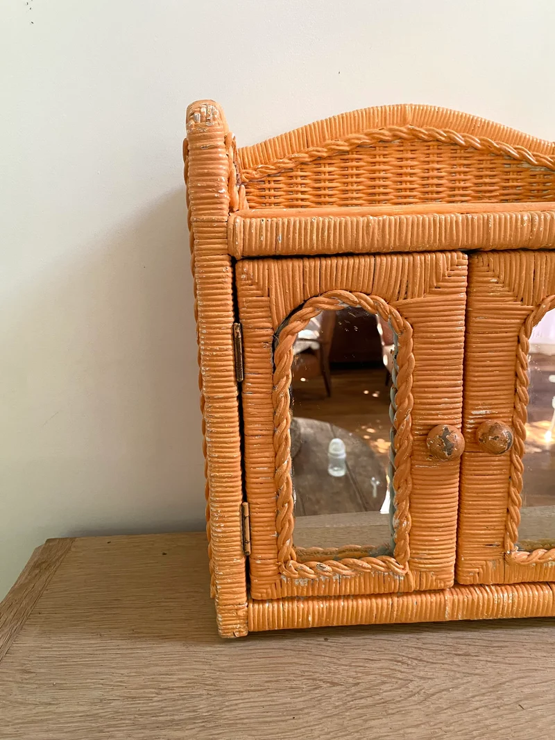 Petite armoire murale vintage en rotin
