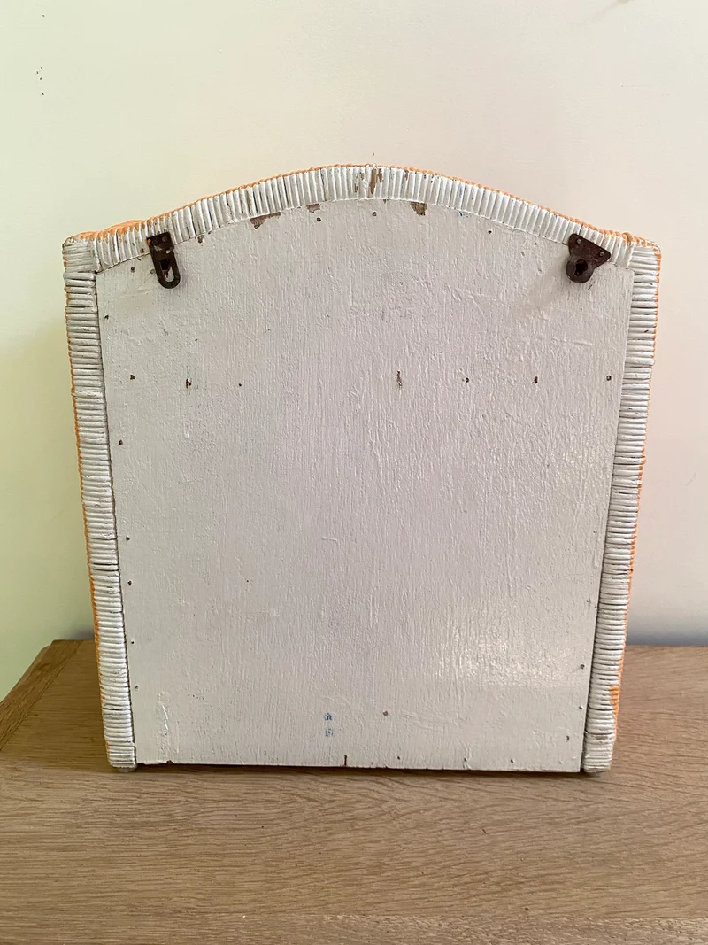 Petite armoire murale vintage en rotin