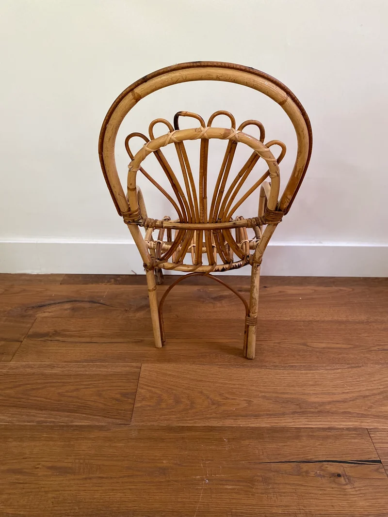 Petit fauteuil en rotin ancien pour enfant