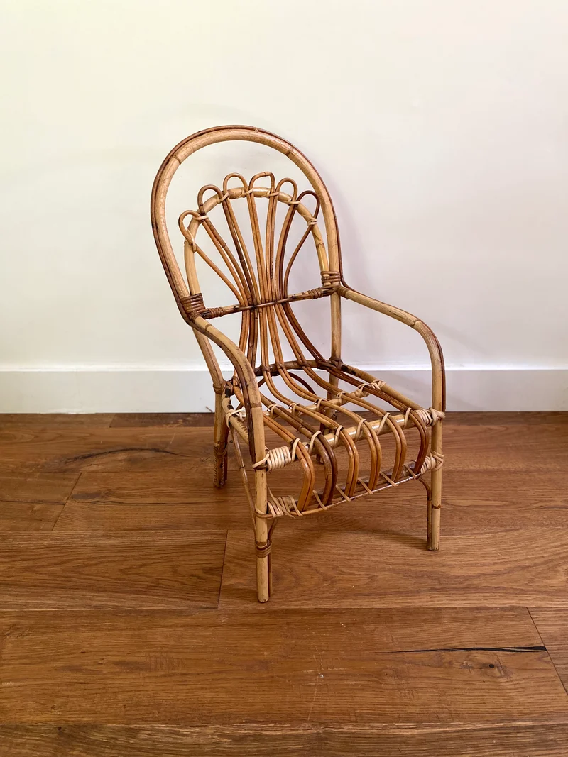 Petit fauteuil en rotin ancien pour enfant