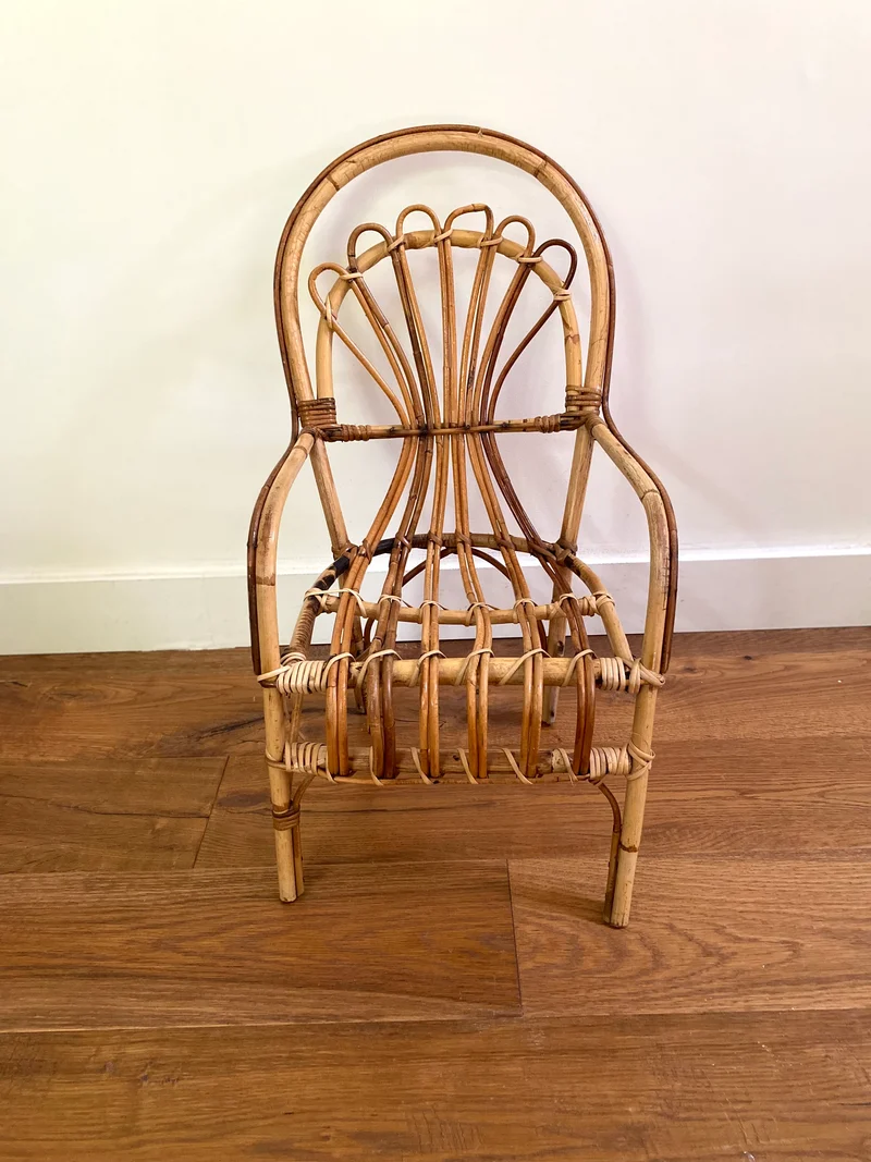 Petit fauteuil en rotin ancien pour enfant
