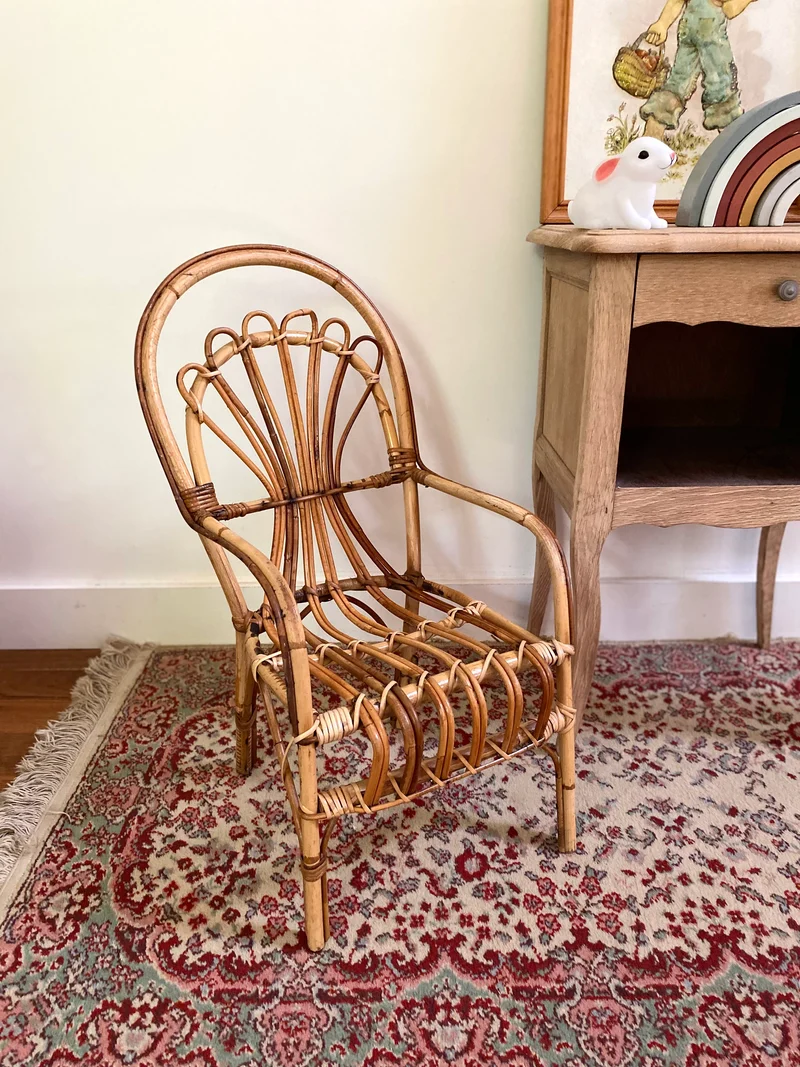 Petit fauteuil en rotin ancien pour enfant
