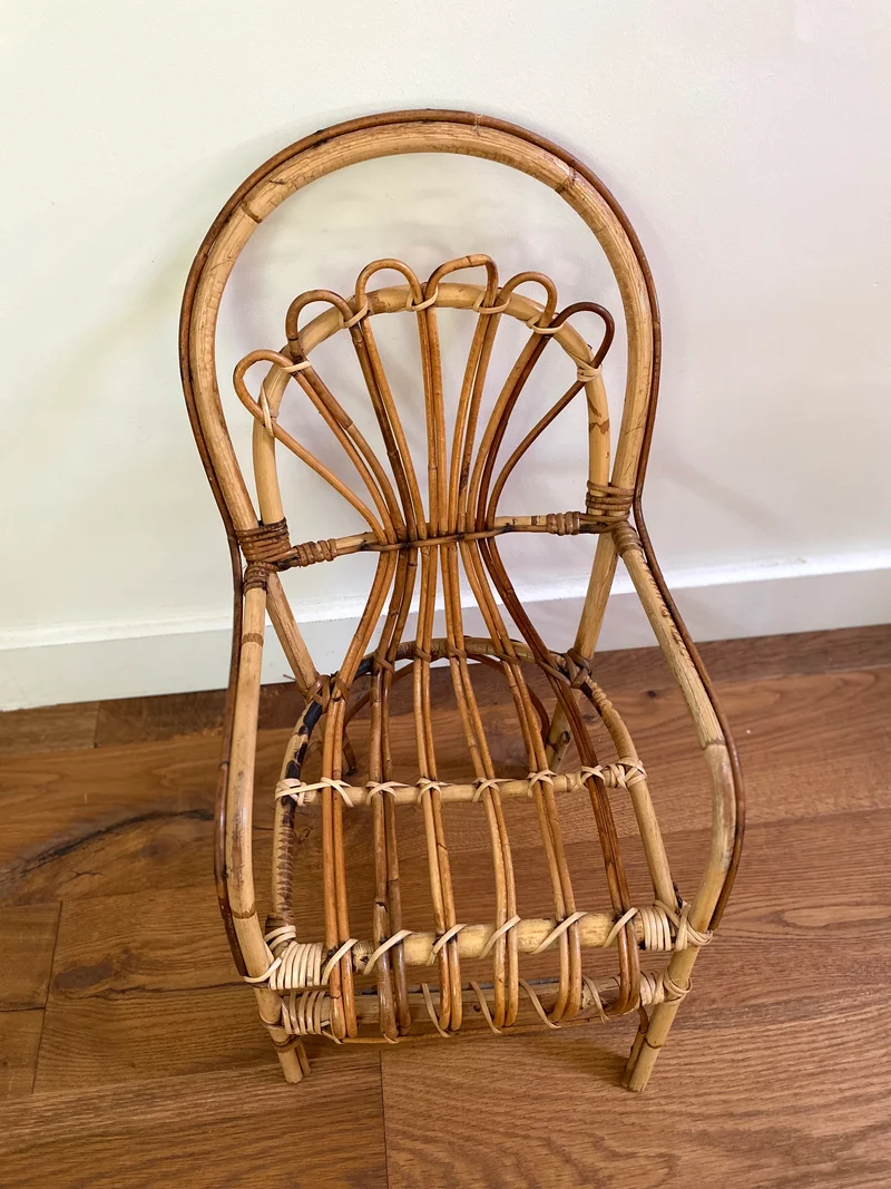 Petit fauteuil en rotin ancien pour enfant