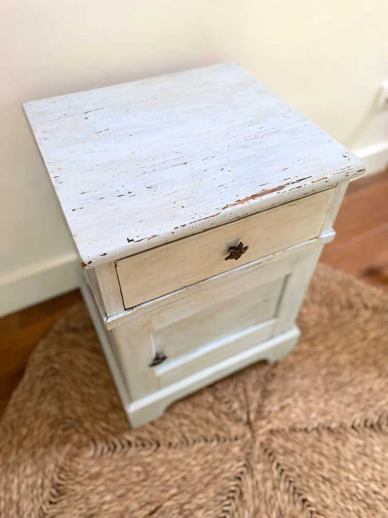 Table de chevet en bois ancien dans sa patine d'origine bleue
