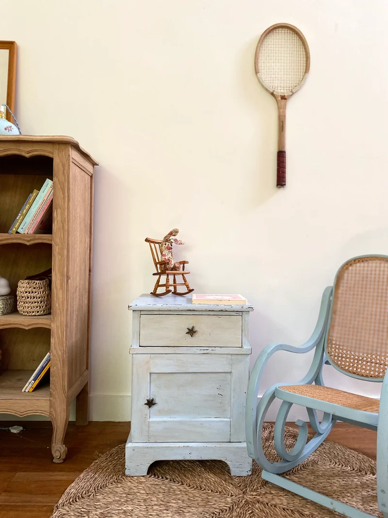 Table de chevet en bois ancien dans sa patine d'origine bleue