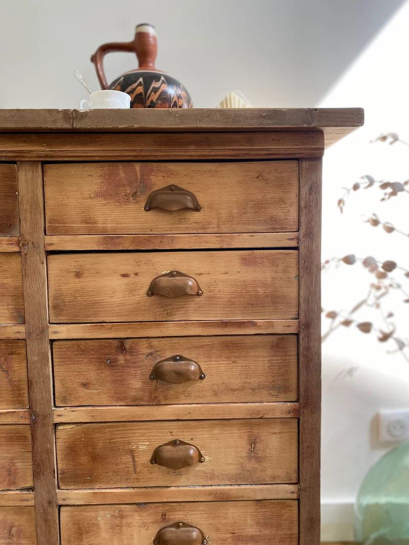 Meuble d’atelier à tiroirs en bois ancien