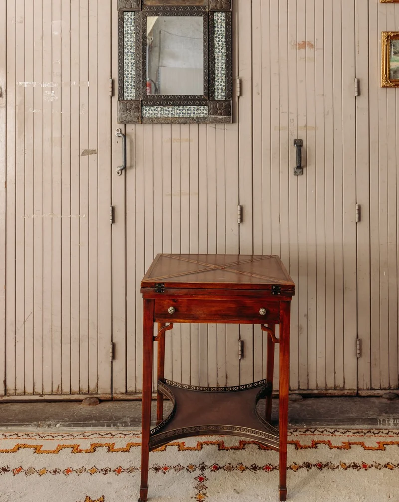 Billie, la table de jeux ancienne au plateau pivotant et pliable N°17