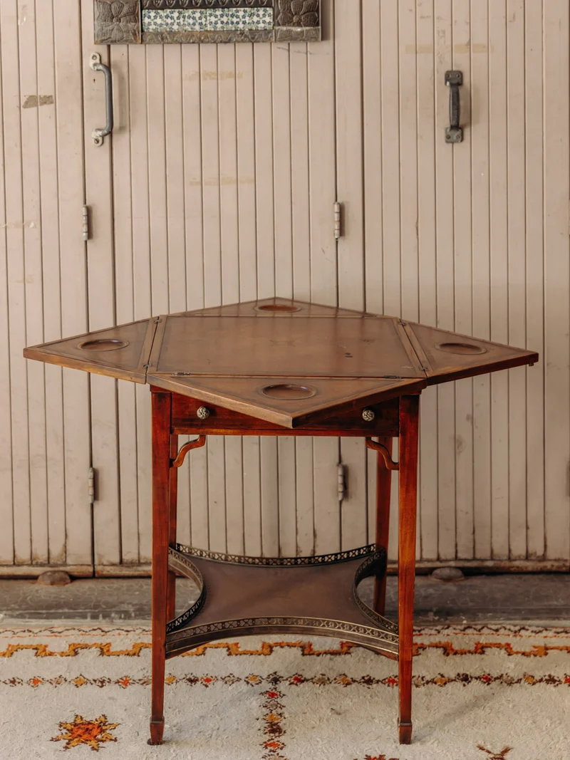 Billie, la table de jeux ancienne au plateau pivotant et pliable N°17
