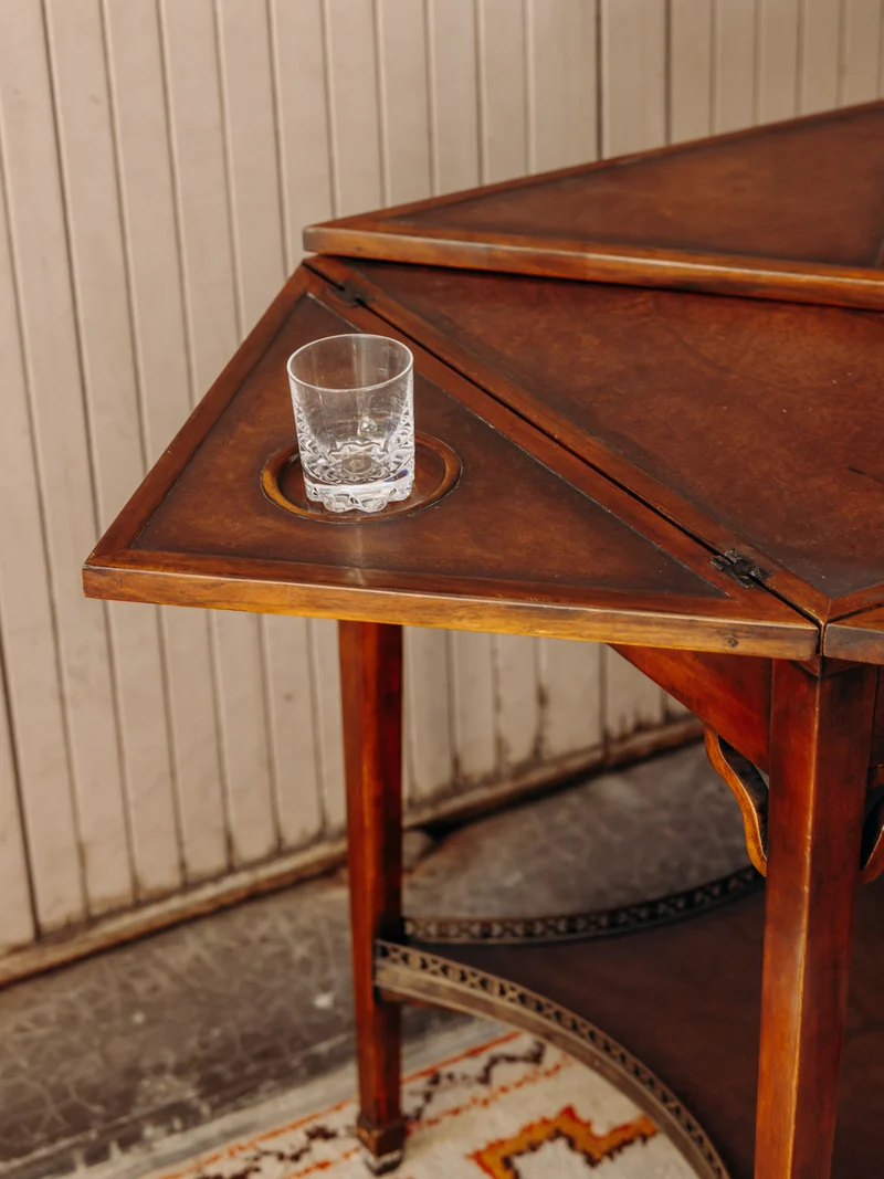 Billie, la table de jeux ancienne au plateau pivotant et pliable N°17