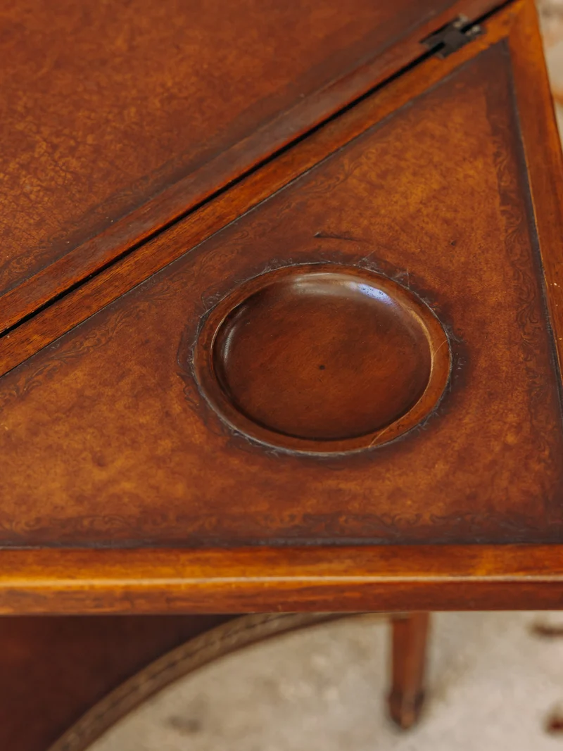 Billie, la table de jeux ancienne au plateau pivotant et pliable N°17
