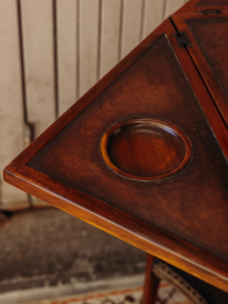 Billie, la table de jeux ancienne au plateau pivotant et pliable N°17