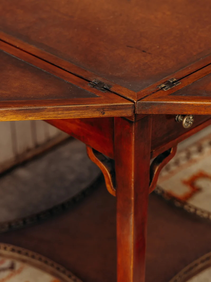 Billie, la table de jeux ancienne au plateau pivotant et pliable N°17