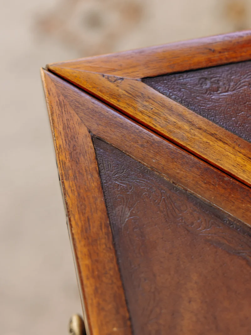 Billie, la table de jeux ancienne au plateau pivotant et pliable N°17