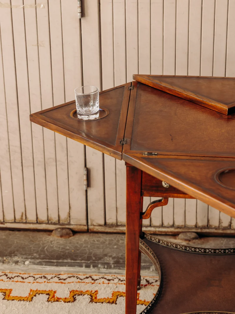 Billie, la table de jeux ancienne au plateau pivotant et pliable N°17