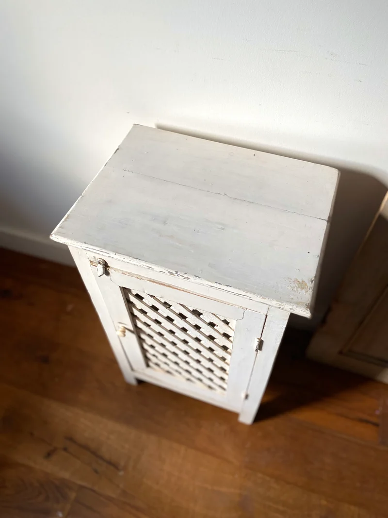 Confiturier à croisillons en bois ancien patiné blanc