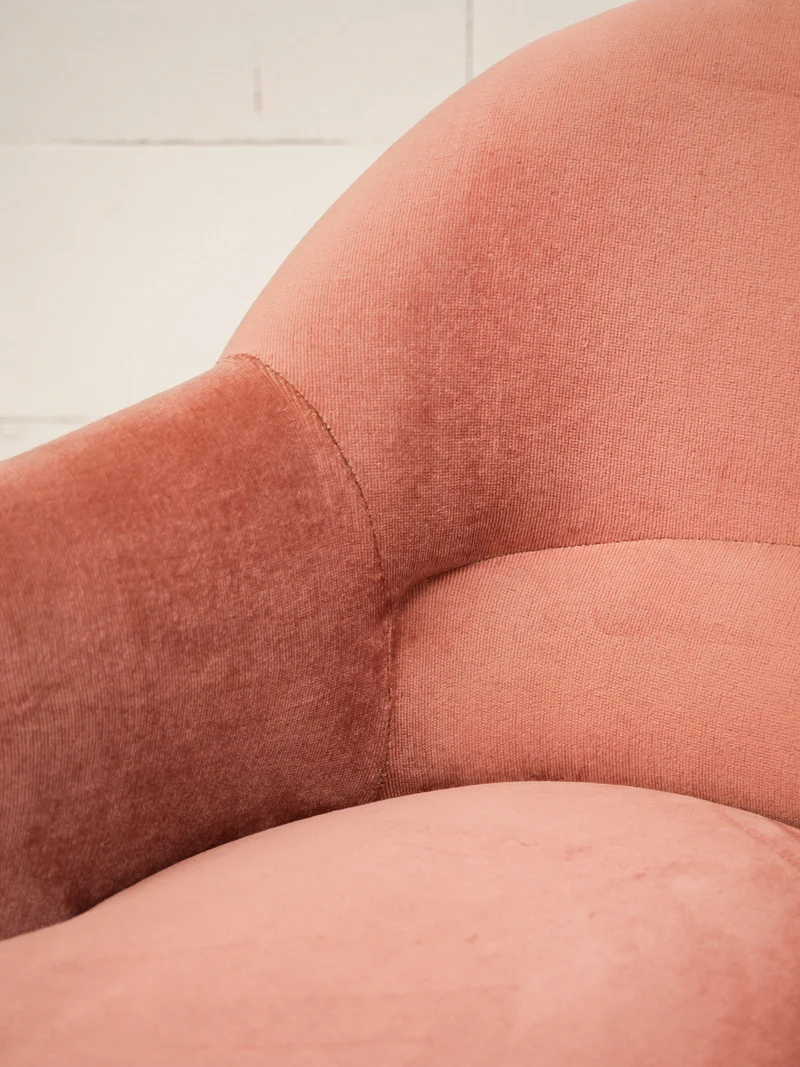 Jakob, le fauteuil crapaud avec accoudoirs N°1385