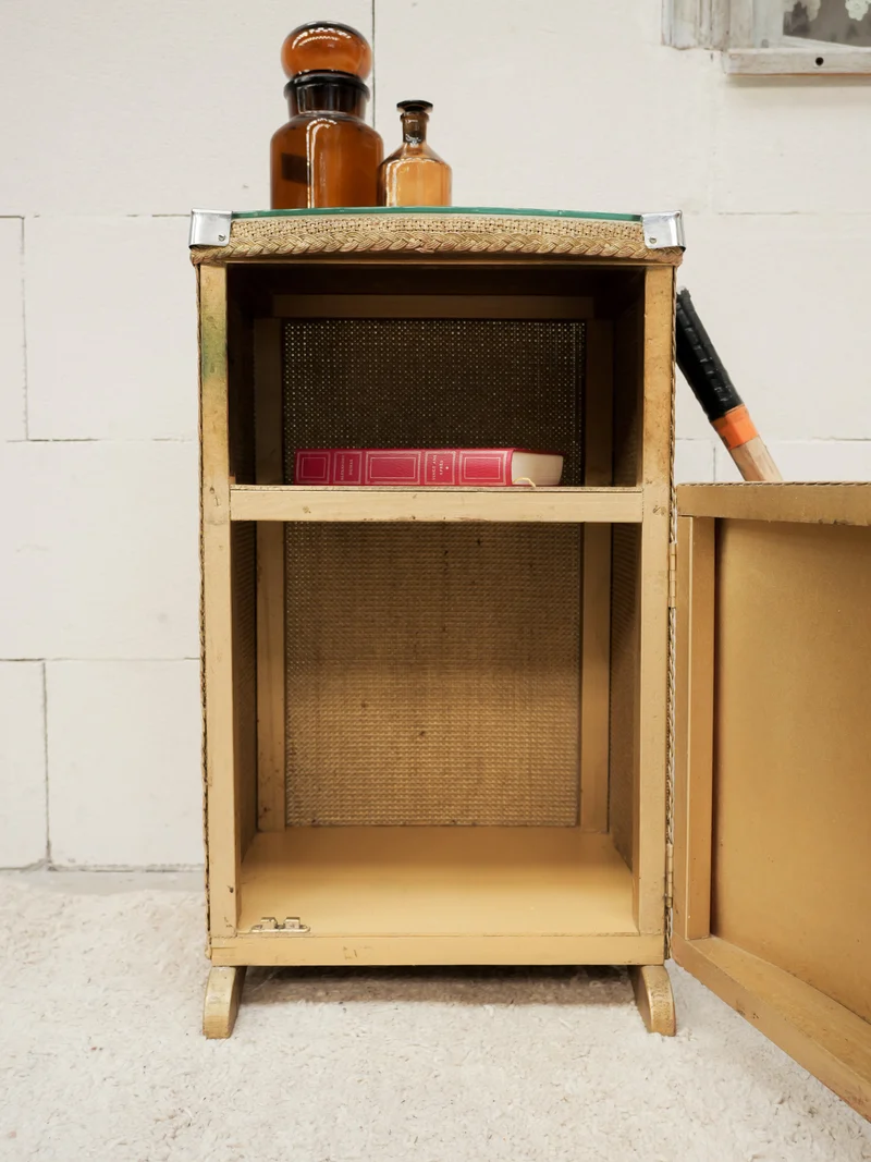 Maïa, la table de chevet en cannage doré N°1588