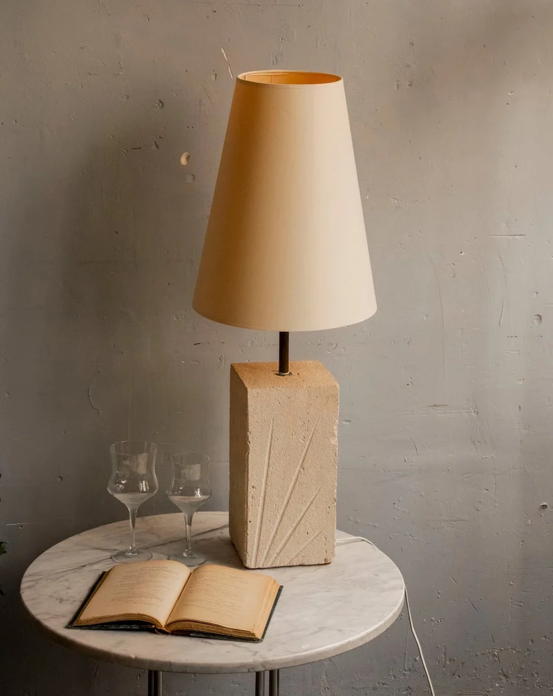 Julia, la lampe à poser en pierre sculptée N°883