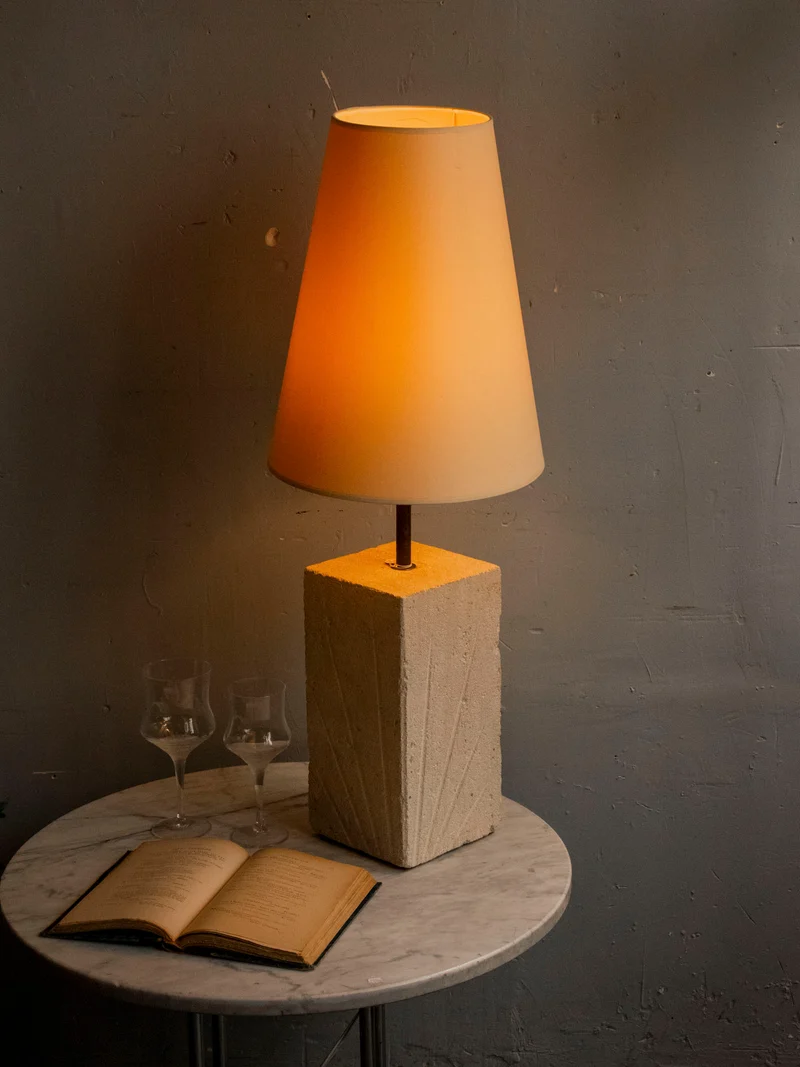 Julia, la lampe à poser en pierre sculptée N°883