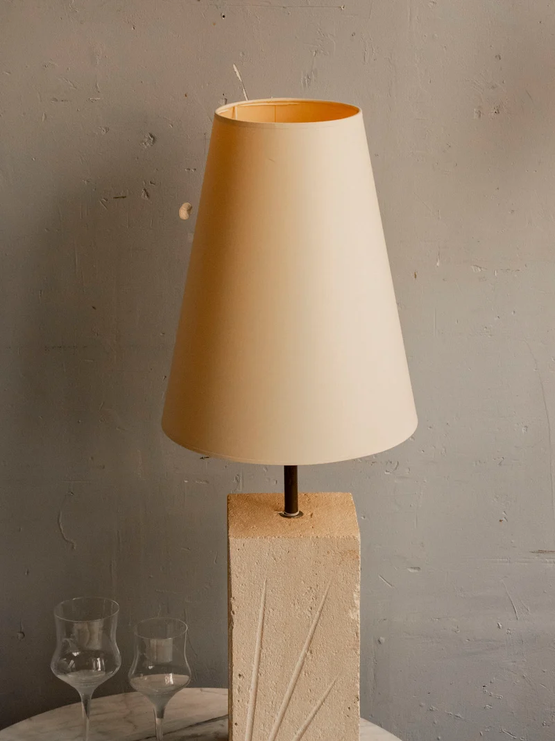 Julia, la lampe à poser en pierre sculptée N°883