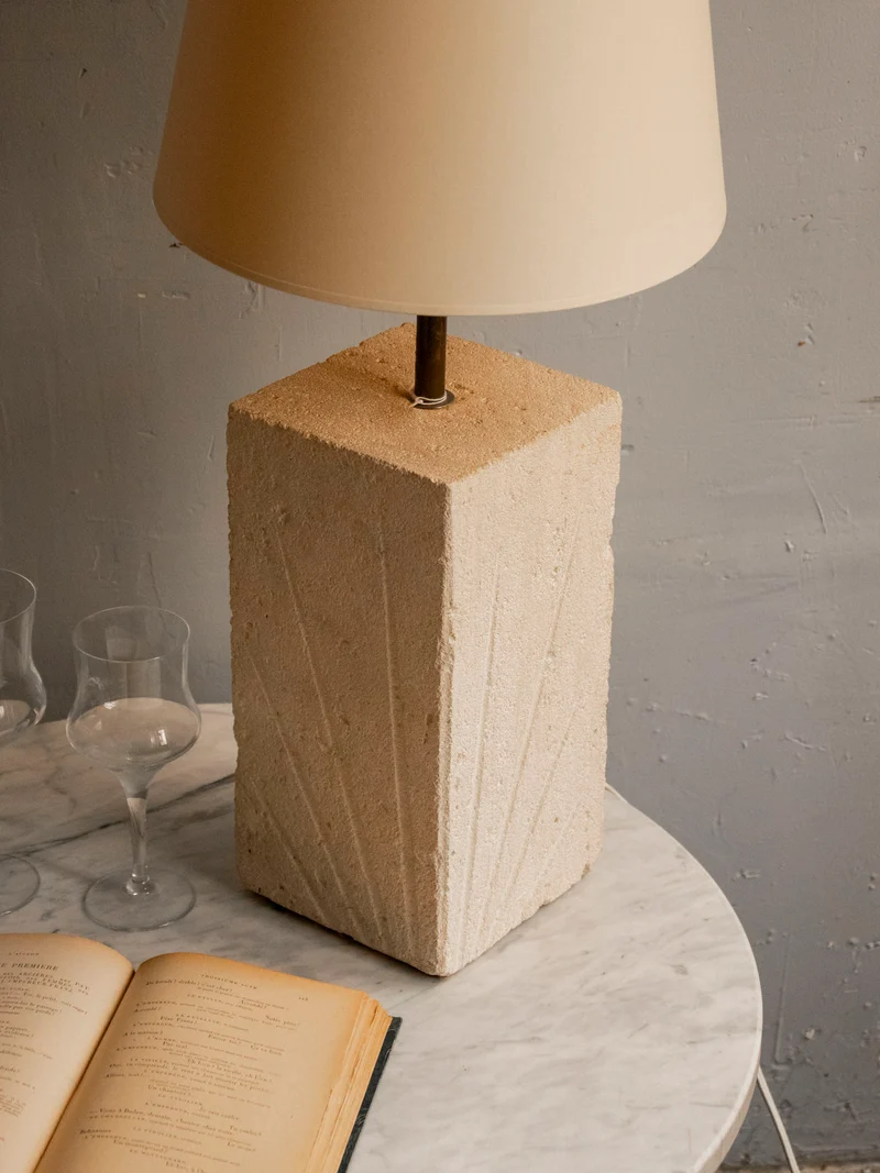 Julia, la lampe à poser en pierre sculptée N°883