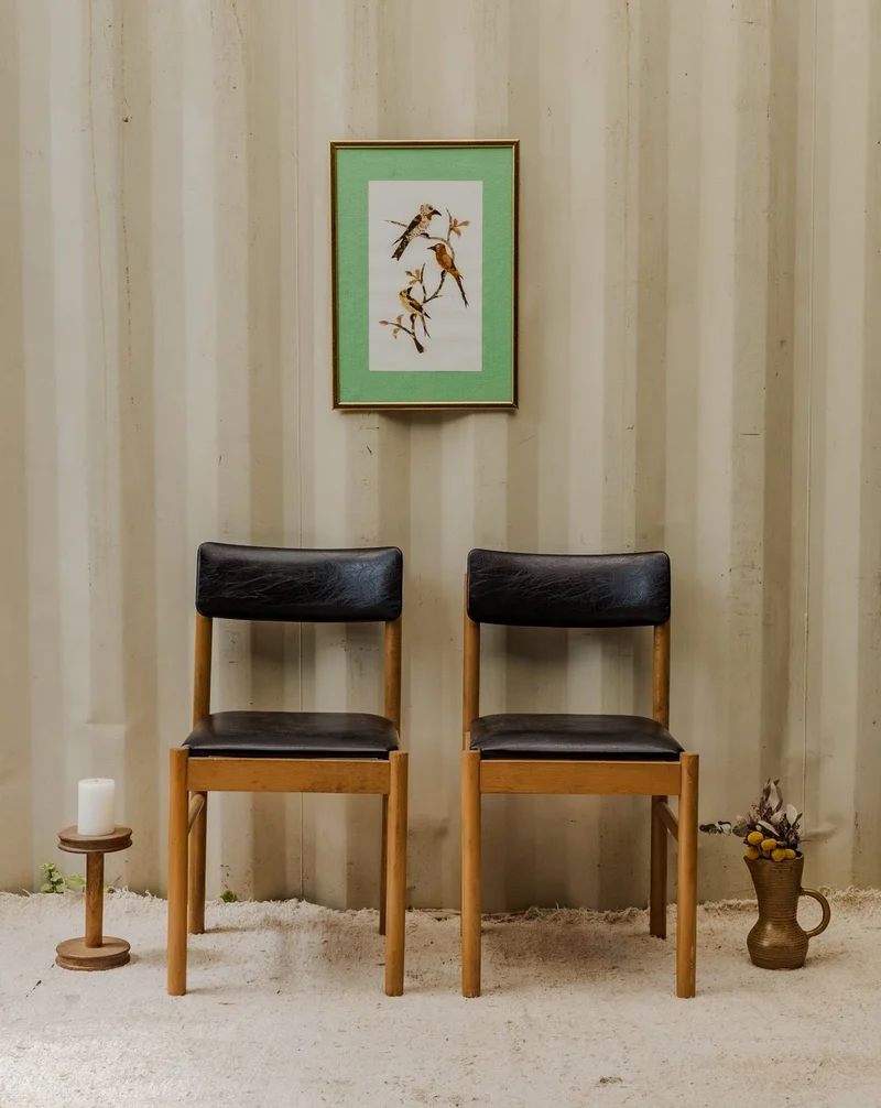 Alma, la paire de chaises Baumann en bois et cuir N°1547
